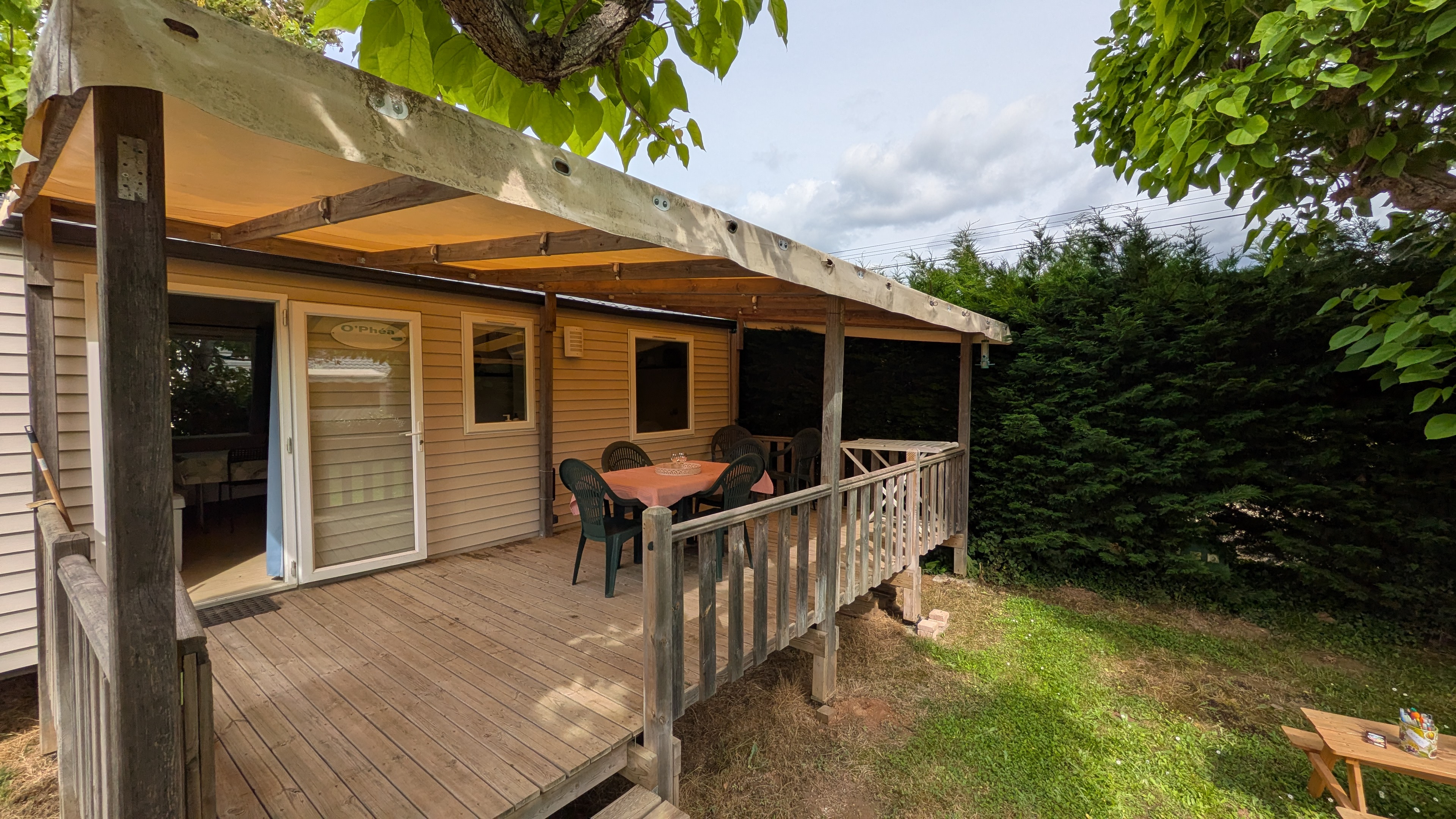 Location mobil-home 3 chambres à Fumel avec terrasse bois couverte