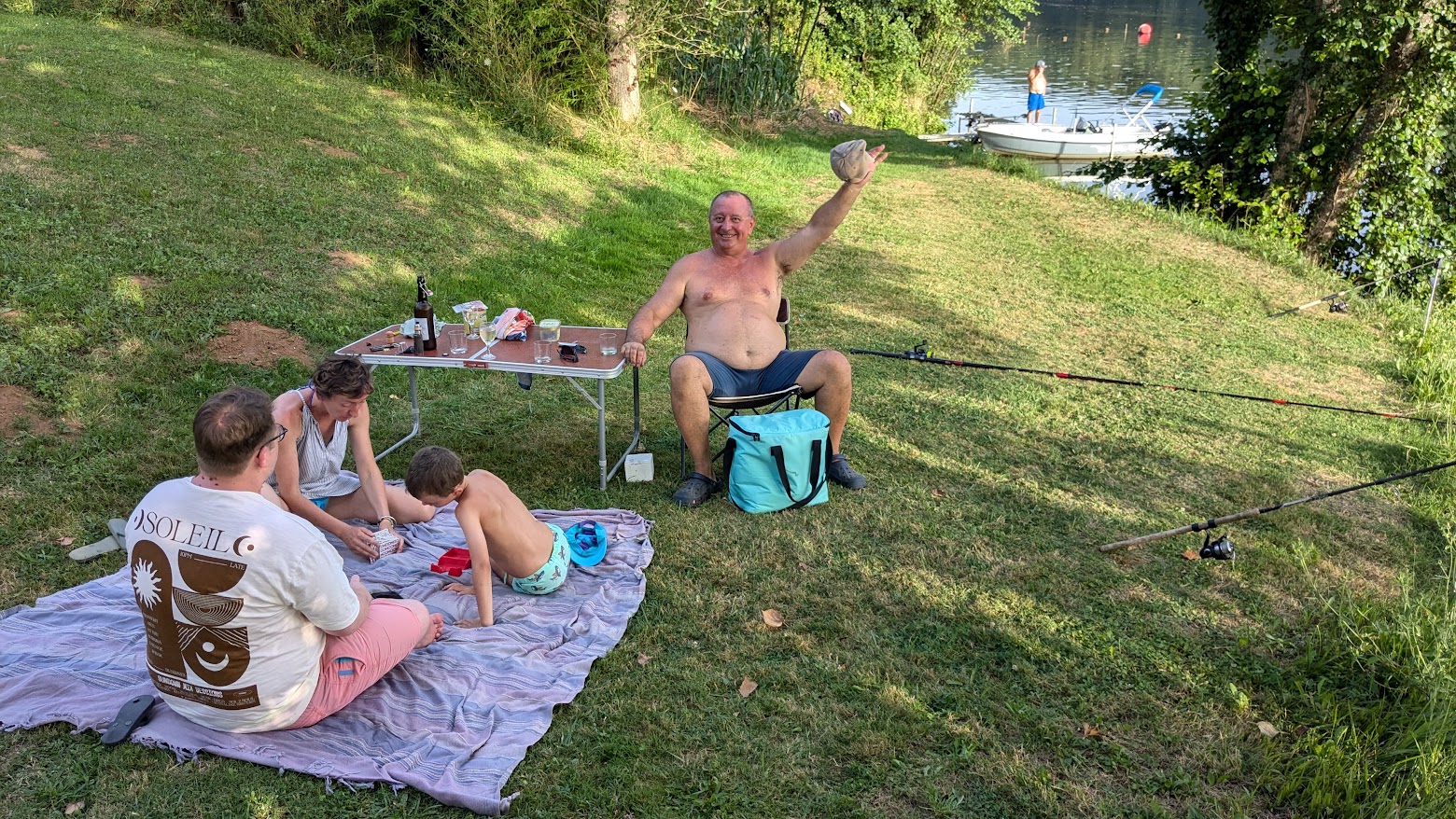 Vue panoramique sur la rivière Lot depuis le camping à Fumel